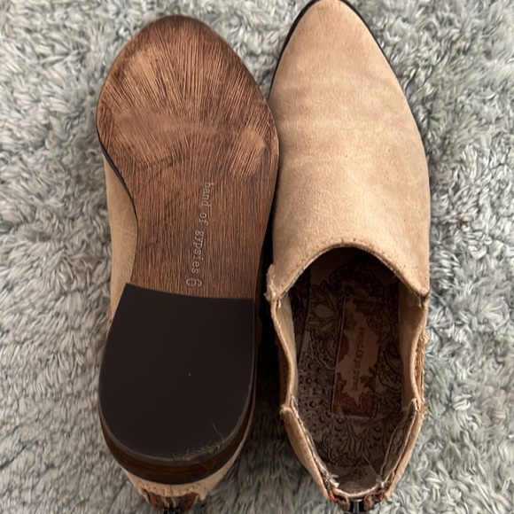 Tan suede booties by Band of Gypsies, size 6 - Picture 3 of 4